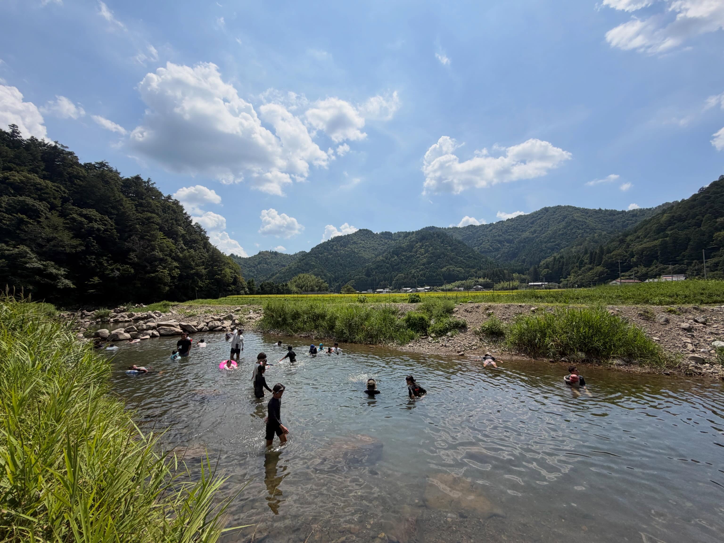 BBQと川遊びイベントの様子