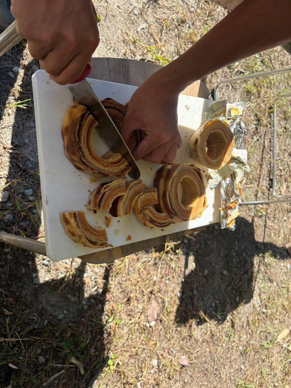 焼き上がったバームクーヘンを切り分ける様子